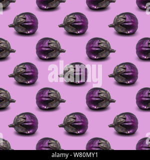 Nahtlose Muster der violetten Aubergine auf einem rosa Hintergrund. Abbildung für ihr Design, Geschenkpapier, Web, Tapete, Stoff Stockfoto