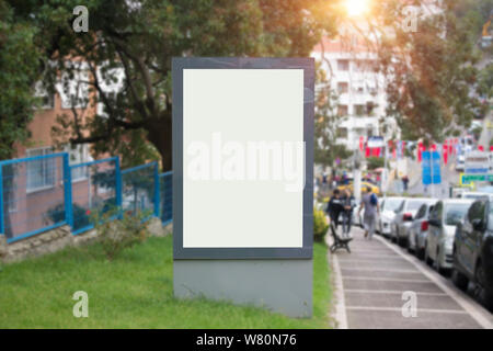 Foto leer Lightbox an der Bushaltestelle. Vertikale Mockup, Sonnenlicht Stockfoto