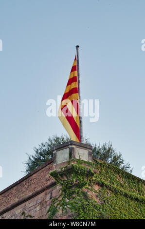 Barcelona, Spanien; Dezember 8, 2017: Katalonien Fahne Schwenkten am Montjuich Schloss in Barcelona Stockfoto