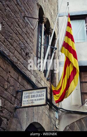 Barcelona, Spanien; 26. September 2017: August römische Tempel Detail im Gotischen Viertel von Barcelona mit katalanischen Flagge Stockfoto