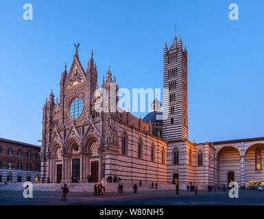 Siena Duomo, Kathedrale, Kathedrale eine mittelalterliche Kathedrale mit einem gotischen Fassade, Kuppel mit Laterne und Glockenturm, aus dem 13. Jahrhundert mit Mosaiken aus dem 19. Jahrhundert Stockfoto