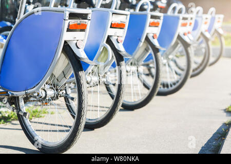 Blau ähnliche bikes stehen auf dem Parkplatz zum Mieten Stockfoto