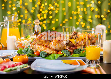 Feiert Thanksgiving mit gebratener Truthahn auf festlichen Tisch. Gebratener Truthahn am festlich gedeckten Tisch für Thanksgiving Feier Stockfoto