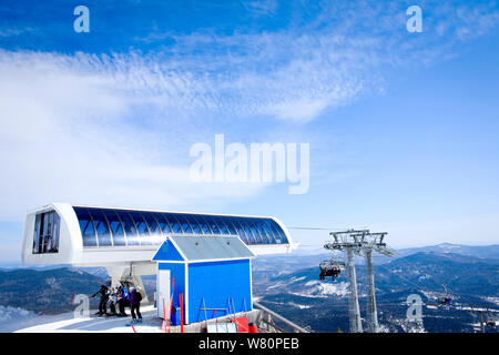 Menschen auf einen Skilift und Blick auf den schönen blauen Himmel und im Winter in den Bergen. Stockfoto