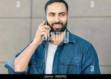 Porträt eines lächelnden Geschäftsmann und Gespräch am Handy Stockfoto