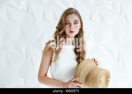 Junge Frau in Weiß eine einfache ironischen Blick Stockfoto