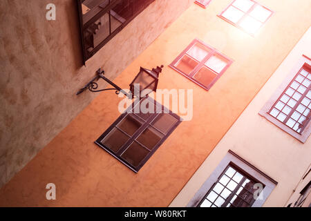 Teil der Fassade eines roten historischen Gebäude beleuchtet, die reflektierenden Fensterscheiben, in der Altstadt Gamla Stan in Stockholm, Schweden. Serie - stre Stockfoto