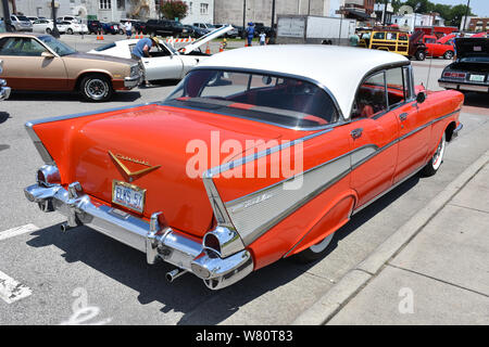 Mit vier Türen 1957 Chevrolet Hardtop auf dem Display an einem Auto zeigen. Stockfoto