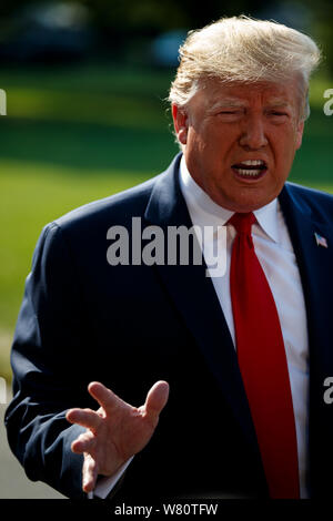 Washington DC, USA. 07 Aug, 2019. Us-Präsident Donald Trump spricht mit Reportern vor dem Verlassen des Weißen Hauses in Washington, DC, USA, am Aug 7, 2019. Donald Trump am Mittwoch forderte die Federal Reserve den Leitzinssatz mit einem schnelleren Tempo zu schneiden und auf einer größeren Skala und sagte, das die US-Zentralbank "anziehen" ist ein Problem für die Wirtschaft des Landes. (Foto von Ting Shen/Xinhua) Quelle: Xinhua/Alamy leben Nachrichten Stockfoto