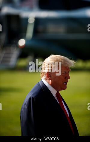 Washington DC, USA. 07 Aug, 2019. Us-Präsident Donald Trump spricht mit Reportern vor dem Verlassen des Weißen Hauses in Washington, DC, USA, am Aug 7, 2019. Donald Trump am Mittwoch forderte die Federal Reserve den Leitzinssatz mit einem schnelleren Tempo zu schneiden und auf einer größeren Skala und sagte, das die US-Zentralbank "anziehen" ist ein Problem für die Wirtschaft des Landes. (Foto von Ting Shen/Xinhua) Quelle: Xinhua/Alamy leben Nachrichten Stockfoto