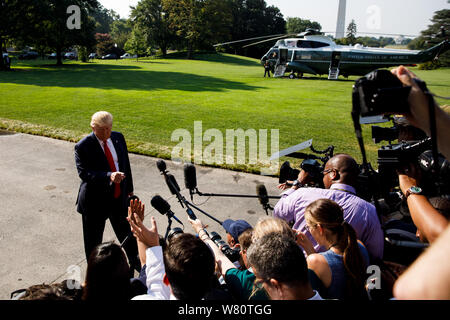 Washington DC, USA. 07 Aug, 2019. Us-Präsident Donald Trump spricht mit Reportern vor dem Verlassen des Weißen Hauses in Washington, DC, USA, am Aug 7, 2019. Donald Trump am Mittwoch forderte die Federal Reserve den Leitzinssatz mit einem schnelleren Tempo zu schneiden und auf einer größeren Skala und sagte, das die US-Zentralbank "anziehen" ist ein Problem für die Wirtschaft des Landes. (Foto von Ting Shen/Xinhua) Quelle: Xinhua/Alamy leben Nachrichten Stockfoto