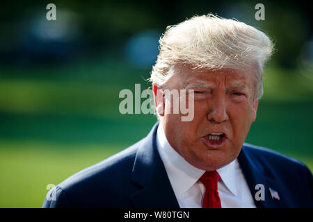 Washington DC, USA. 07 Aug, 2019. Us-Präsident Donald Trump spricht mit Reportern vor dem Verlassen des Weißen Hauses in Washington, DC, USA, am Aug 7, 2019. Donald Trump am Mittwoch forderte die Federal Reserve den Leitzinssatz mit einem schnelleren Tempo zu schneiden und auf einer größeren Skala und sagte, das die US-Zentralbank "anziehen" ist ein Problem für die Wirtschaft des Landes. (Foto von Ting Shen/Xinhua) Quelle: Xinhua/Alamy leben Nachrichten Stockfoto