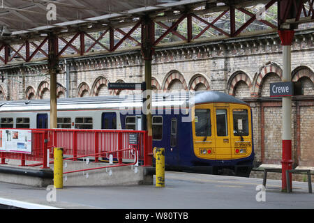 Dual-spannung Klasse 319/3 Northern Electric Multiple Unit Train in Crewe Station auf der West Coast Main Line am 30. Juli 2019. Stockfoto