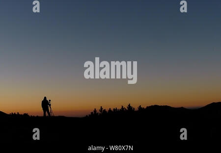 Fotograf Silhouette bei Sonnenaufgang bewundern die Landschaft im Nationalpark Retezat, Karpaten, Rumänien Stockfoto