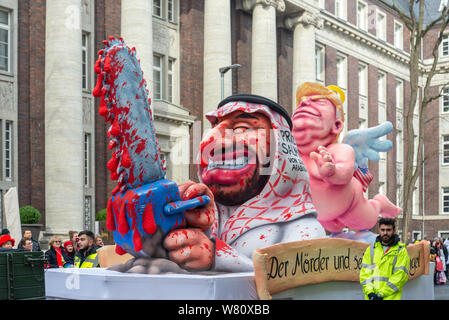 Atmosphäre der Feier, Parade, fancy Cosplay an Karneval, Rosenmontagszug (Rose Montag Parade), in der Altstadt von Düsseldorf, Deutschland. Stockfoto