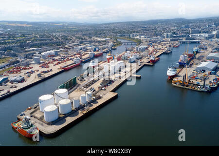 Aberdeen Luftaufnahme Hafen Schiffe mit Öl & Gas Tanks und Nordsee Schiffe Stockfoto