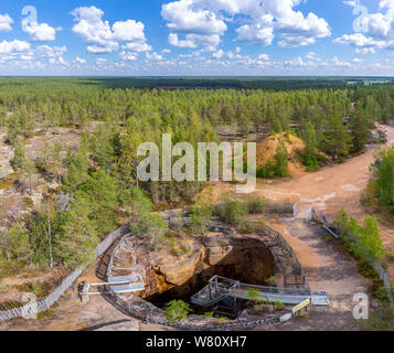 Eine erodierte Höhle das Devils Nest in Südfinnland, die tiefste Erderosion in Europa Stockfoto