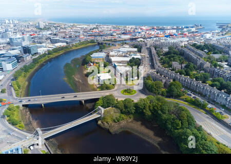 Aberdeen luftaufnahme als Fluss Dee fließt an der Nordsee am Hafen Stockfoto