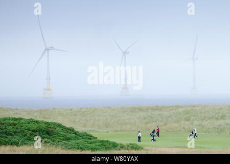 Donald Trump Golfplatz übersicht Windpark Turbinen und Golfspieler in der Nordsee Balmedie Aberdeen Schottland Großbritannien Stockfoto