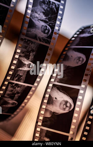 Abgewischt mit der Lösung des Reibenalkohols, hängen die Streifen der Filmnegative zum Trocknen auf. Stockfoto