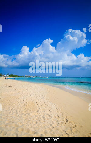 Blick entlang 7 Mile Beach auf Grand Cayman Stockfoto