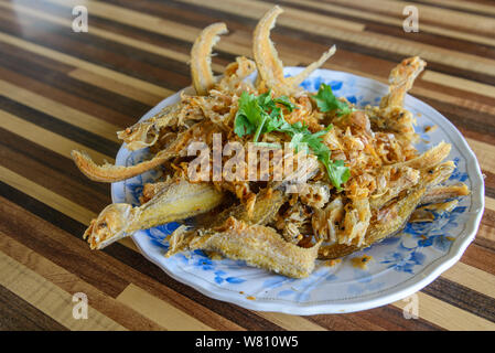 Knusprig gebratenen Knoblauch weich Fisch oder Wels Fisch, berühmte thailändische Mahlzeit zum Mittag- oder Abendessen. Stockfoto