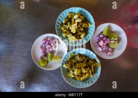 Ansicht von oben Satz von Gemüse Beilage zum Khao Soi oder Khao Soy Nudel bestehen aus Kalk, roten Zwiebeln und Kohl pickle. Stockfoto