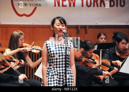 (190807) - NEW YORK, Aug 7, 2019 (Xinhua) - Yang Ruiqing, Student aus Shanghai Foreign Language School verbundenen mit der Shanghai International Studies University ausführt' Sie gefunden", ein Auszug aus der Bühne musikalische Liebe Evan Hansen sein wird, an der Aaron Copland School of Music des Queens College in New York, USA, am Aug 4, 2019. Einige Schüler der Mittelstufe aus dem Osten China Shanghai und Südwesten Chinas Chengdu gerade abgeschlossen, Ihre zwei-wöchigen Austauschprogramm in New York. Die chinesischen Studierenden verband bekannte Musiker und auf Leistungen am2019 New York Big Apple Musik F setzen Stockfoto