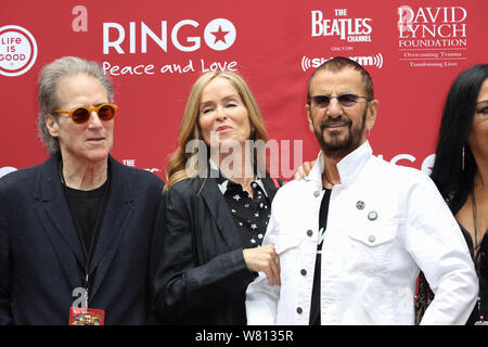 Ringo Starr's 11. jährlichen Frieden und Liebe Geburtstag Feier bei Capitol Records in Hollywood, Kalifornien am Juli 7, 2019 Mit: Richard Lewis, Barbara Bach, Ringo Starr, Wo: Los Angeles, Kalifornien, Vereinigte Staaten, wenn: 07 Jun 2019 Credit: Sheri Determan/WENN.com Stockfoto