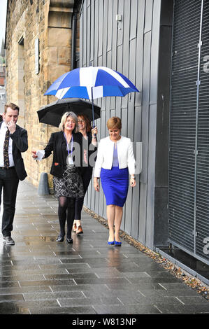 Erster Minister von Schottland Nicola Sturgeon der SNP geht mit Adjutanten zu der Konferenz. Der Lokschuppen in Stirling für den YSI Mitte Schottland und Fife bewirtete das Kabinett Fragen und Antworten. Stockfoto