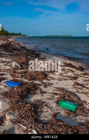 An einem karibischen Strand wurde die plastische Verschmutzung verwaschen Stockfoto