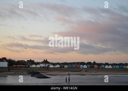 Sun beenden den Tag mit schönen Farben über den Himmel, Southwold, Suffolk, Vereinigtes Königreich Stockfoto