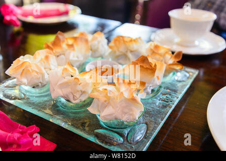 Petites Pommes Form, Filo Gebäck mit Apfel und Pflaume füllen, serviert mit Honig. Stockfoto