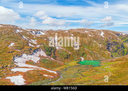 Blick auf einen kleinen Gletschersee in der Nähe der County Road 53. Jotunheimen Gebirge. Norwegen Stockfoto