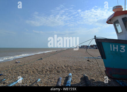 Traditionellen Fischerboot am Strand von Aldeburgh, Suffolk, Vereinigtes Königreich Stockfoto