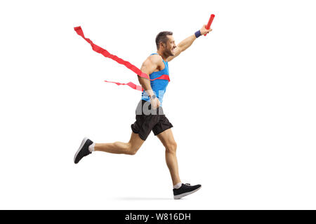 Volle Länge Schoß eines jungen Mannes beendete ein Staffellauf mit einem Schlagstock auf weißem Hintergrund Stockfoto