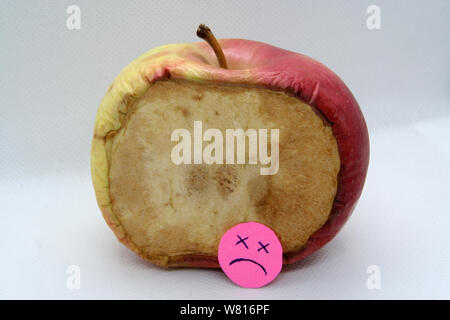 Geformte Apple. Schimmel Obst. Schimmel Apple. Schlechte Früchte. Bad apple. Schimmel auf Apple. Stockfoto