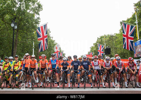 London, Großbritannien. 3. August 2019. Elite Fahrer aus 16 professionellen weiblichen cycling Teams der Welt, darunter auch der Vorjahressieger Kirsten Wild Stockfoto