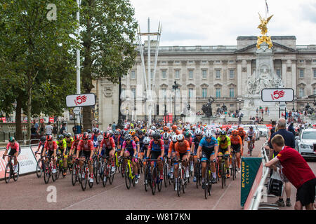 London, Großbritannien. 3. August 2019. Elite Fahrer aus 16 professionellen weiblichen cycling Teams der Welt nehmen teil an der aufsichtsrechtlichen RideLondon Clas Stockfoto