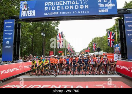 London, Großbritannien. 3. August 2019. Elite Fahrer aus 16 professionellen weiblichen cycling Teams der Welt, darunter auch der Vorjahressieger Kirsten Wild Stockfoto