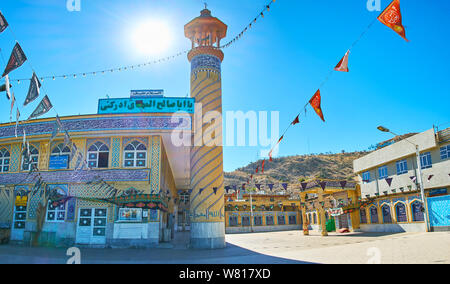 SHIRAZ, IRAN - Oktober 14, 2017: den Hof von Jamee (Jameh, Freitag) Moschee, dekoriert mit Ashura Fahnen und feinen Kacheln, am 14. Oktober in Shiraz Stockfoto