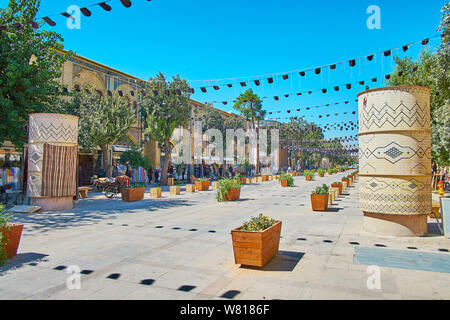 SHIRAZ, IRAN - Oktober 14, 2017: Die ZAND Walking Street ist die zentrale Promenade, der Altstadt, zwischen der mittelalterlichen Abschnitte der Basar und dec entfernt Stockfoto