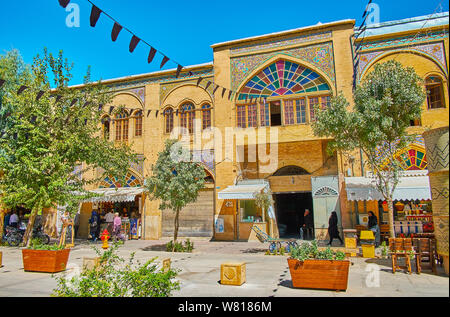 SHIRAZ, IRAN - Oktober 14, 2017: Historische Architektur von Zand Strasse mit überdachten Markt, mit Portalen, verzierten Fliesen Dekorationen verziert, gebeizt Stockfoto