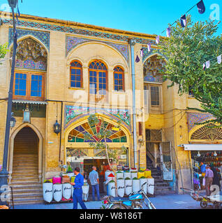 SHIRAZ, IRAN - Oktober 14, 2017: Zand Straße ist eine der wichtigsten touristischen Destination, voll von Souvenirläden, Spice Parkett, Teppich und Leder worksho Stockfoto