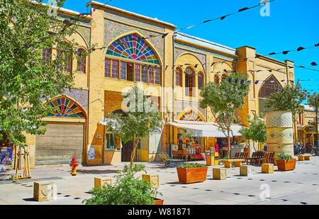 SHIRAZ, IRAN - Oktober 14, 2017: Zu Fuß die mittelalterliche Zand Strasse mit ihren kleinen Geschäften, Teehäuser, frischer Saft Bars, Souvenirshops, grünen Bäumen und Pla Stockfoto