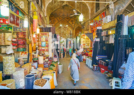 SHIRAZ, IRAN - Oktober 14, 2017: Alley Vakil Basar ist immer voll, lokale Stände duftende Gewürze, getrocknete Früchte, Kräuter, Getreide und Nüsse, ich Stockfoto