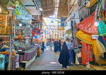 SHIRAZ, IRAN - Oktober 14, 2017: Erkunden Vakil Basar mit großen Textilen Abschnitt mit verschiedenen Stoffen, Accessoires, Dekorationen, Kleidung und ot Stockfoto