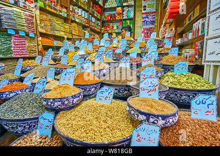 SHIRAZ, IRAN - Oktober 14, 2017: Das breite Sortiment von Getreide, Gewürze, Nüsse, Samen, Kräuter, getrocknete Blumen und barries in einem Stall von vakil Basar, auf Stockfoto
