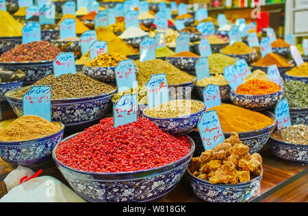 Die Vielfalt der Gewürze, Kräuter, getrocknete Barries und Wurzeln in Schalen mit ihren Namen und Preise, schrieb in der Persischen in einem Stall von vakil Basar, Shiraz, Stockfoto
