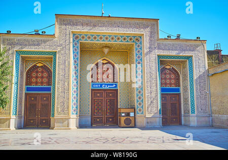 Traditionelle Dekoration der Ausgang von Shah Cheragh Heiligtum mit geometrischen Mustern der Erleichterung, Ziegel, Mosaik, Stuck und Kacheln, Shiraz, Iran Stockfoto